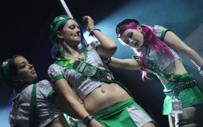 The Girls of Wolfpac: So hot...want to touch the hiney!